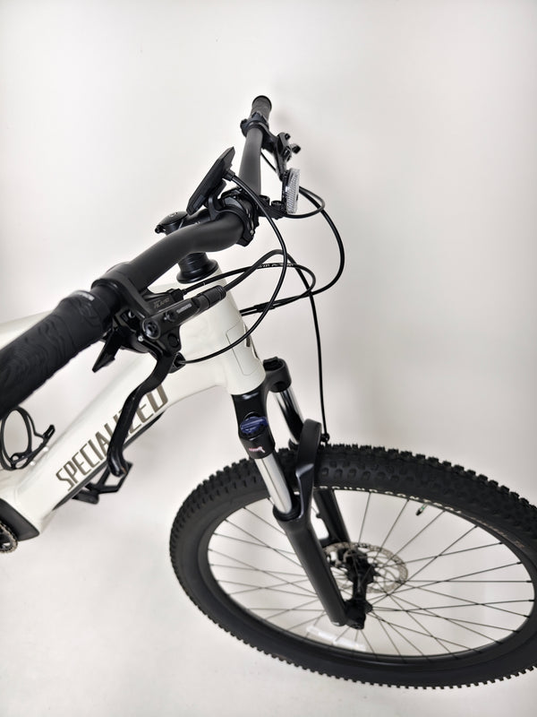 Image of the Specialized Turbo Tero 3.0 positioned elegantly next to a structure, signifying style.