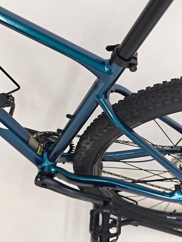 Focus on the components of the Giant XTC SLR 29 1 Mountain Bike 2024 for performance.