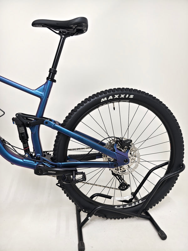 Pedals and drivetrain close-up of the Voodoo CANZO Pro 2026 LARGE Dropper bike emphasizing high-performance gear shifts in Like NEW condition.