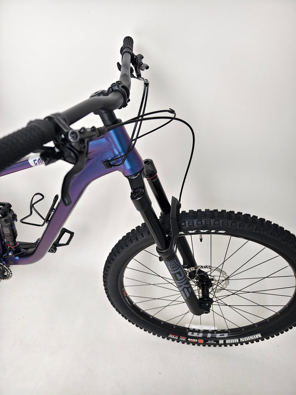 Voodoo CANZO Pro 2026 LARGE Dropper bike captured in an outdoor environment, illustrating its high-performance specifications and Like NEW status.