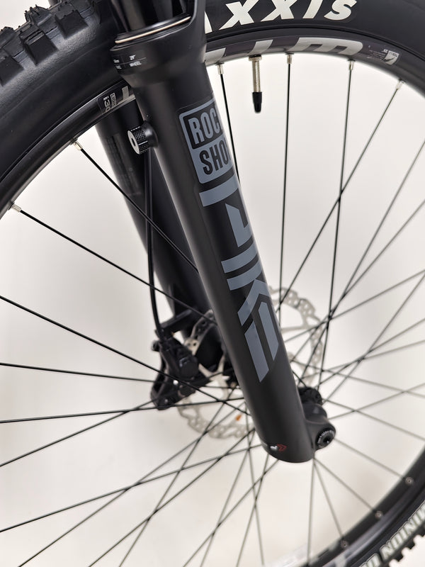 The design of the Voodoo CANZO Pro 2026 LARGE Dropper bike showcased with focus on its sleek finishes and Like NEW condition.