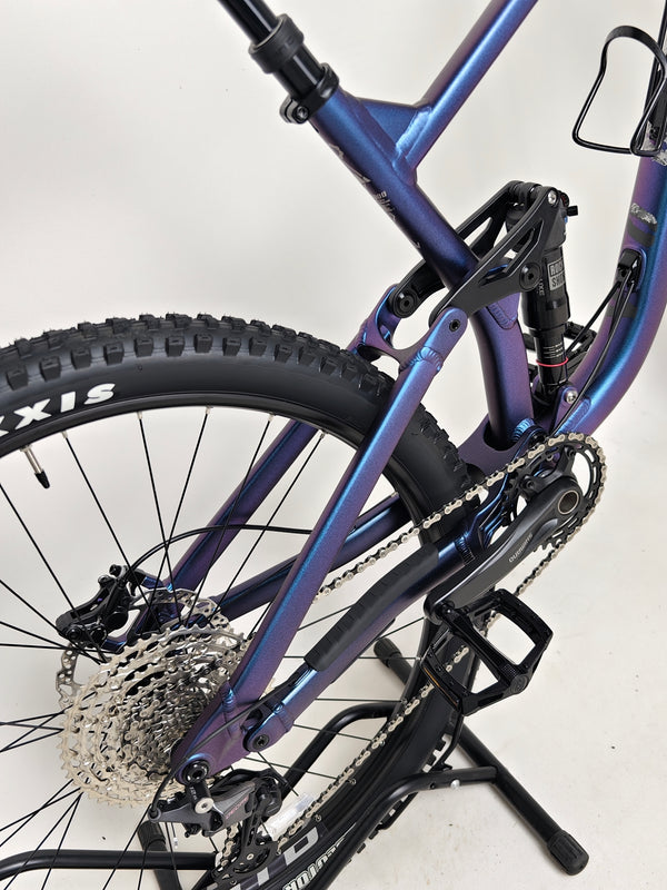 Head-on view of the Voodoo CANZO Pro 2026 LARGE Dropper bike, emphasizing its aggressive geometry and pristine condition.