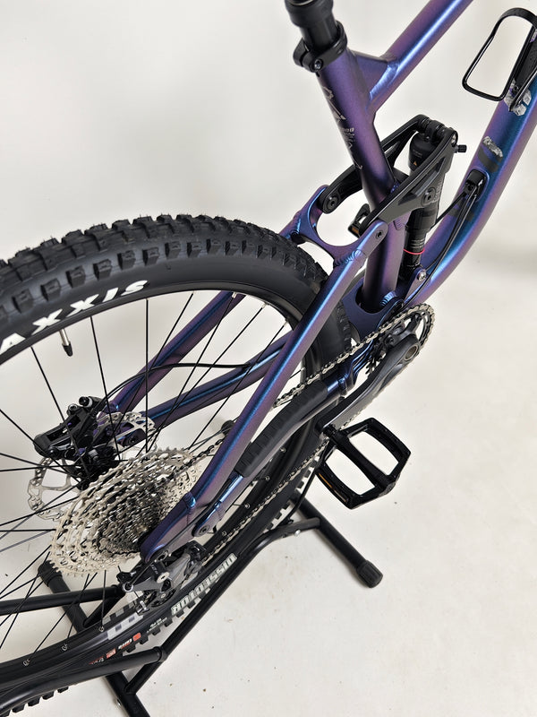 Pedal and crankset details of the Voodoo CANZO Pro 2026 LARGE Dropper bike, highlighting Shimano components and Like NEW status.