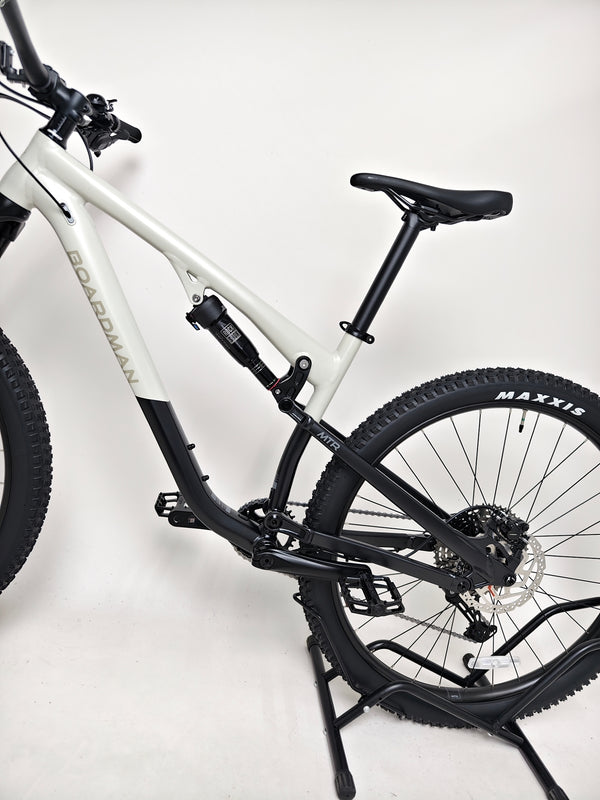 2025 Boardman MTR 8.8 bike rear view showing tyre size, excellent condition, Medium, RRP: £1,600.00