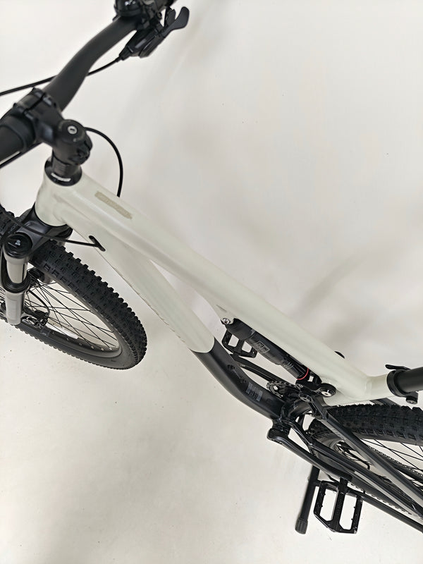 2025 Boardman MTR 8.8 showcasing frame geometry, excellent condition, Medium, RRP: £1,600.00