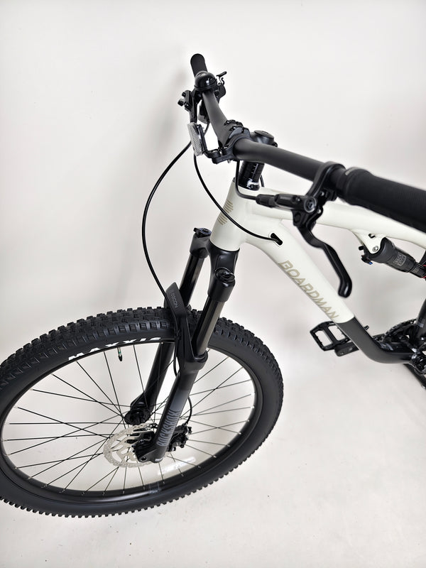 Front view of the 2025 Boardman MTR 8.8 bike with handlebars, excellent condition, Medium, RRP: £1,600.00