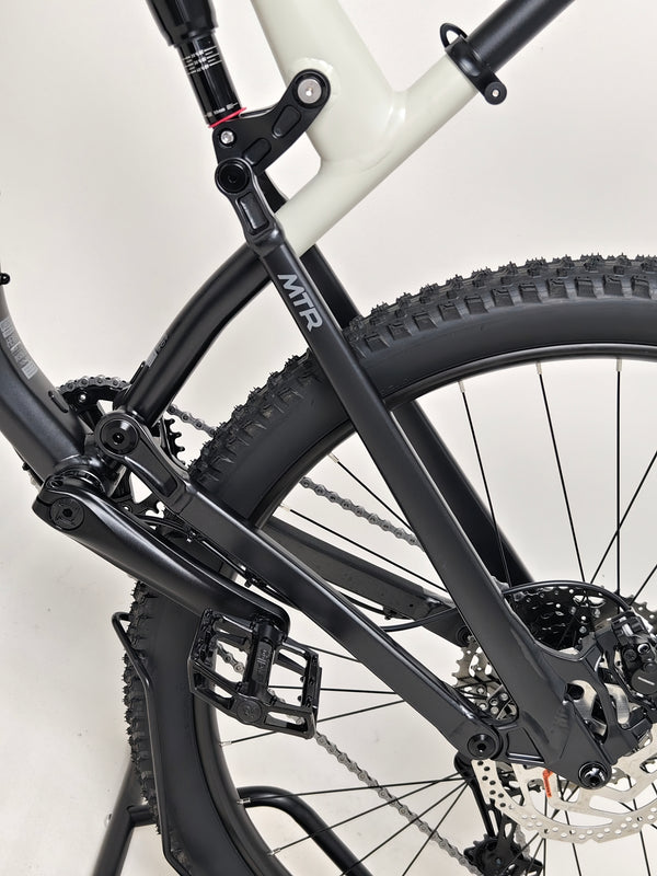 Tyre tread of the 2025 Boardman MTR 8.8 showcasing excellent condition, Medium, RRP: £1,600.00