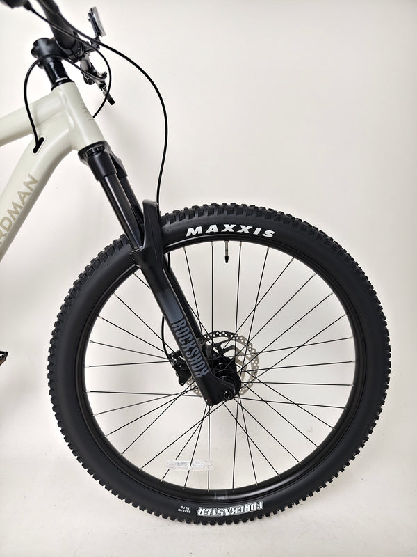 2025 Boardman MTR 8.8 tire tread pattern in excellent condition, Medium, RRP: £1,600.00