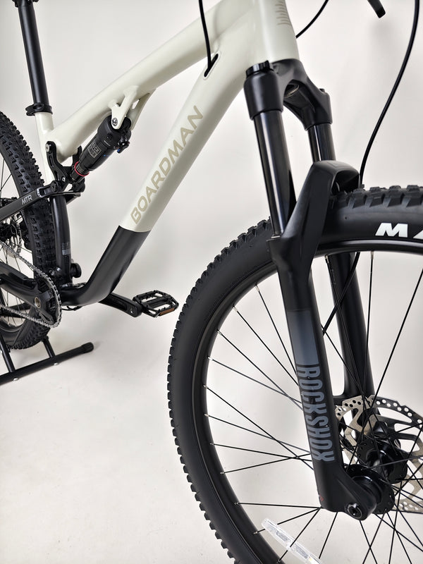 Detailed view of brakes on the 2025 Boardman MTR 8.8 bike in excellent condition, Medium, RRP: £1,600.00