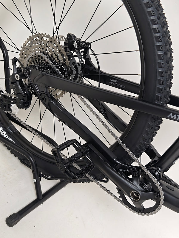 Front of the 2025 Boardman MTR 8.8 bike, showcasing components and features, excellent condition, Medium, RRP: £1,600.00