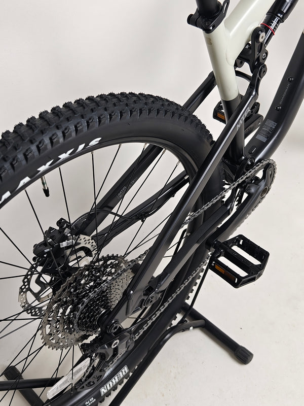 Side view of the 2025 Boardman MTR 8.8 highlighting bike design, excellent condition, Medium, RRP: £1,600.00