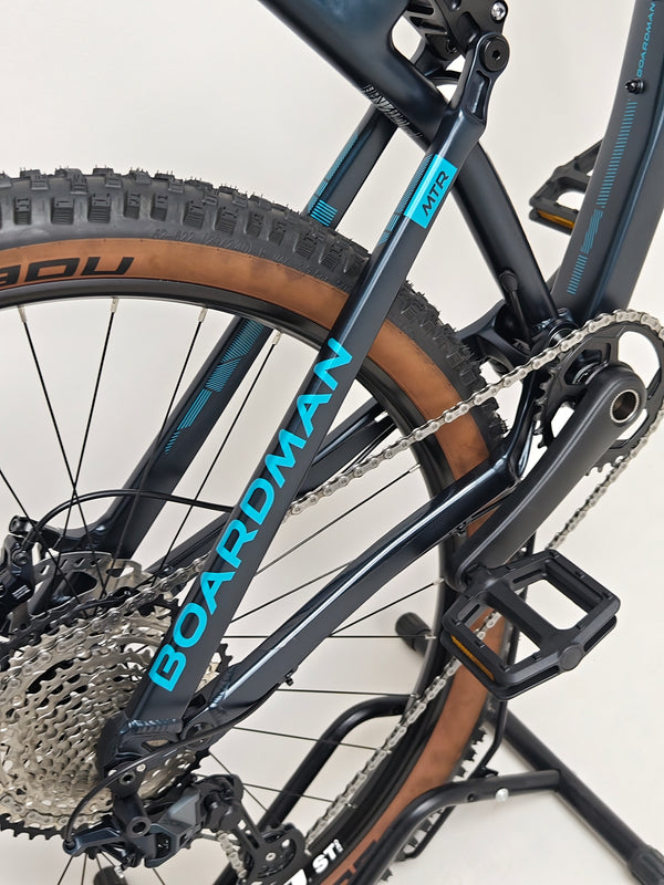 High-quality image of the bike seat post during adjustment on the 2023 Boardman MTR 9.0 / LARGE / LYRIK / Very Good Condition! / Our Price: £1390.00! / RRP £2,225.00.