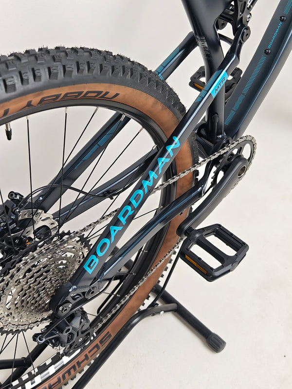 Showing the tire tread on the Schwalbe Nobby Nic tires on the 2023 Boardman MTR 9.0 / LARGE / LYRIK / Very Good Condition! / Our Price: £1390.00! / RRP £2,225.00.