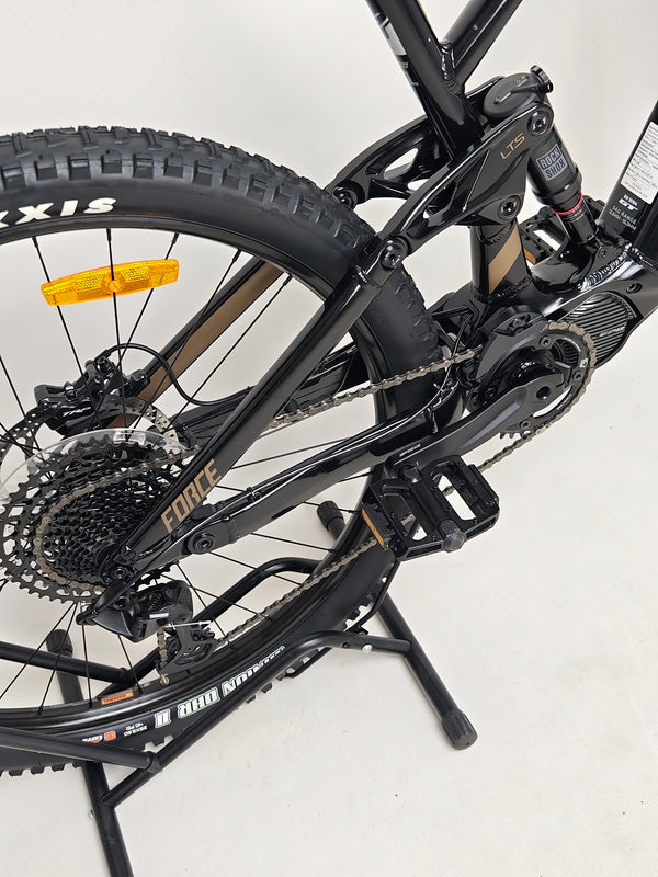 Exceptional view of the GT E Force Amp+ Full Suspension e-Bike 2024, XL size, Yari model, excellent condition with only 51 miles, available for £2,250.