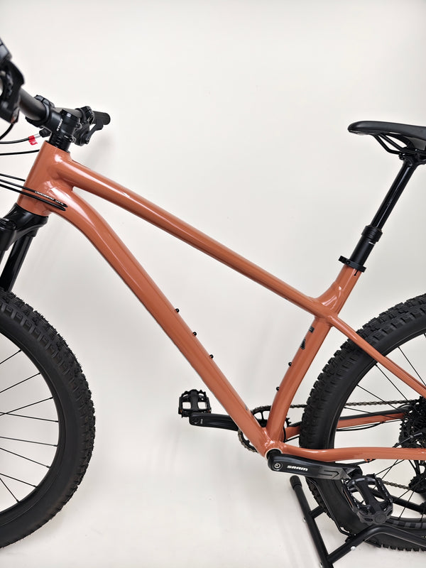 Focused shot of the frame design of Specialized Fuse Sport 27.5 2023 LARGE Dropper bike in excellent condition, our Price: £930.00.