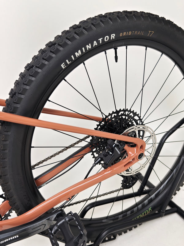 Showcase of the Specialized Fuse Sport 27.5 2023 LARGE Dropper mountain bike in perfect condition, our Price: £930.00.