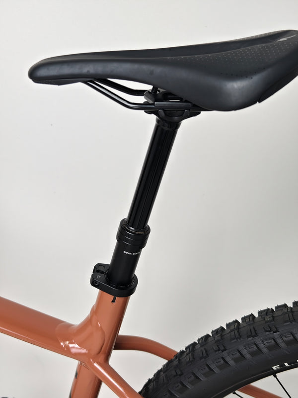 Close-up shot of Specialized Fuse Sport 27.5 2023 LARGE Dropper bike seat post, in excellent condition, our Price: £930.00.