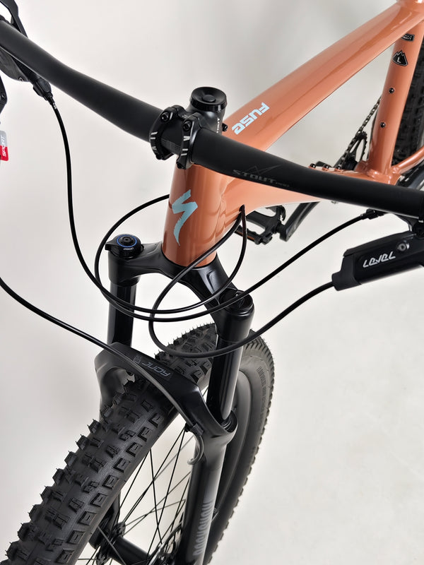 Detailed view of alloy wheels on Specialized Fuse Sport 27.5 2023 LARGE Dropper bike in excellent condition, our Price: £930.00.