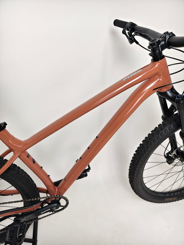 Mechanical detail of the dropper post on Specialized Fuse Sport 27.5 2023 LARGE mountain bike in excellent condition, our Price: £930.00.