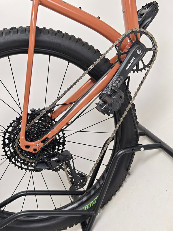 Integrated components of Specialized Fuse Sport 27.5 2023 LARGE Dropper bike, demonstrating excellent condition, our Price: £930.00.