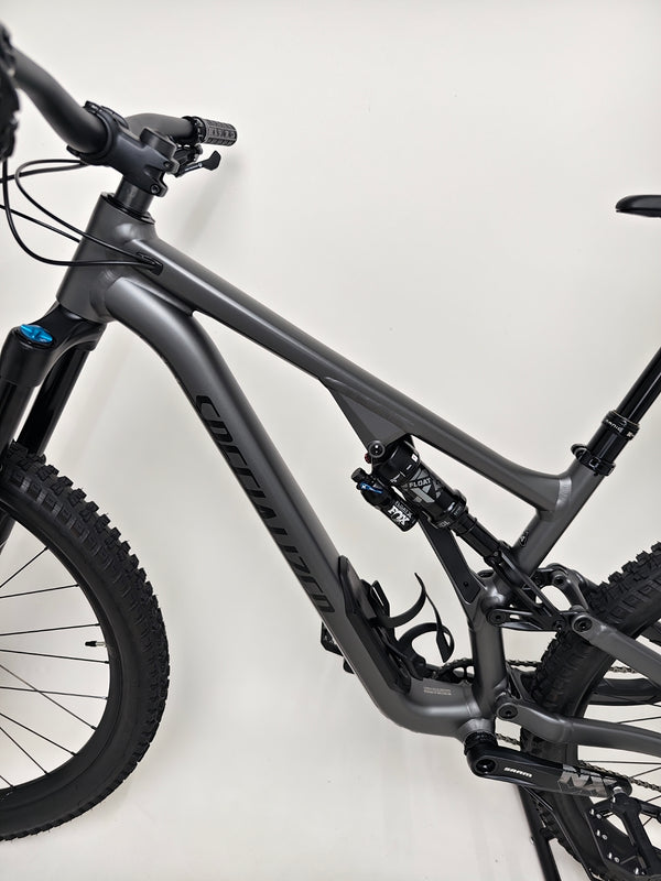 Front view of Specialized Stumpjumper EVO Comp Alloy 29 2024, displaying its aesthetic and functional design in Very Good Condition, RRP: £3,200.00.