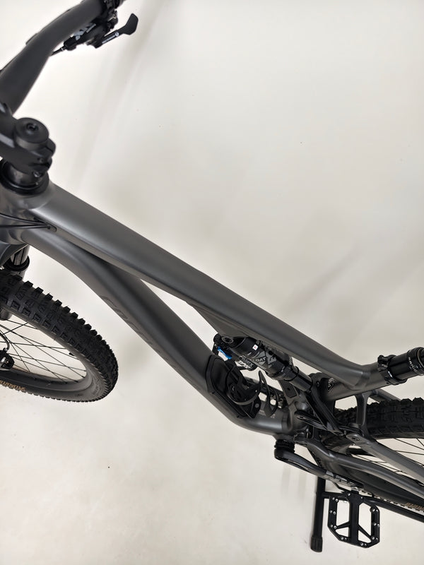 Bike geometry illustration of Specialized Stumpjumper EVO Comp Alloy 29 2024 in LARGE S4, in Very Good Condition, priced at £3,200.00.