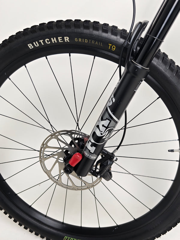 Technical specifications detail of the Specialized Stumpjumper EVO Comp Alloy 29 2024 features, RRP: £3,200.00.