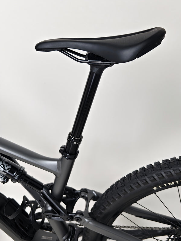 Handlebar components of Specialized Stumpjumper EVO Comp Alloy 29 2024, showcasing attention to detail, RRP: £3,200.00.