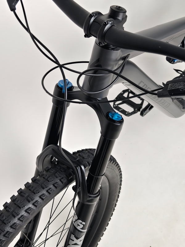 Aesthetic highlighting of Specialized Stumpjumper EVO Comp Alloy 29 2024 in an outdoor setting, maintaining its Very Good Condition, RRP: £3,200.00.