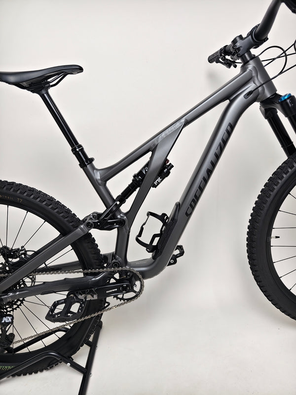Highlighting the travel suspension system of Specialized Stumpjumper EVO Comp Alloy 29 2024, designed for rugged terrains in Very Good Condition, £3,200.00.