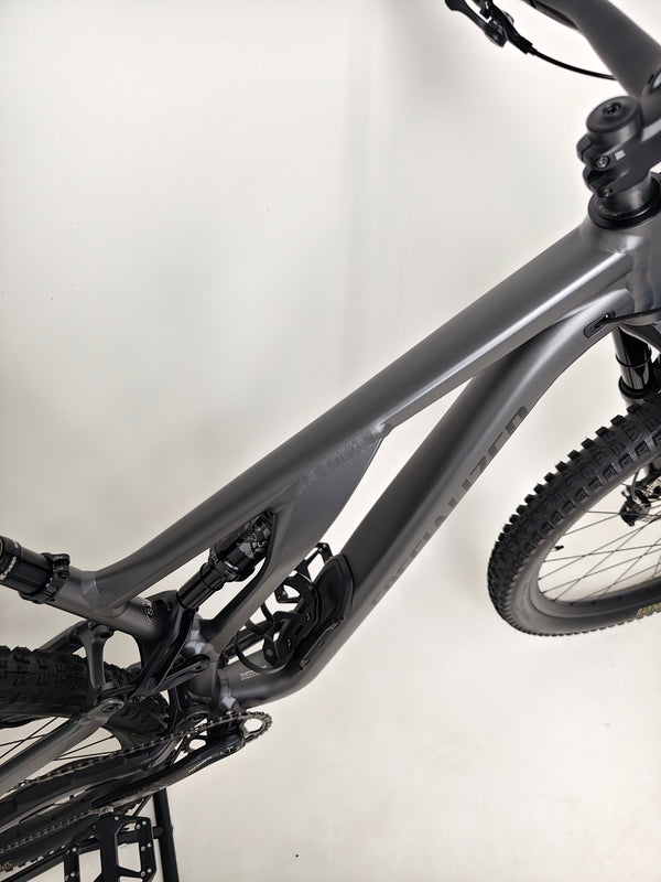 Showcasing the hydraulic brake system of Specialized Stumpjumper EVO Comp Alloy 29 2024, in Very Good Condition, RRP: £3,200.00.