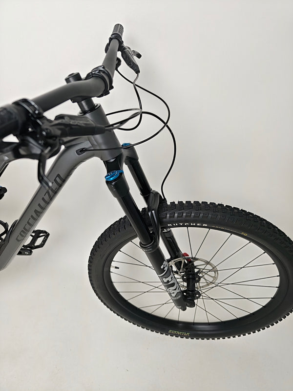 Element focus on performance versatility of Specialized Stumpjumper EVO Comp Alloy 29 2024 while riding through trails in Very Good Condition, RRP: £3,200.00.