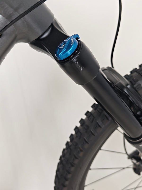 Frontal inspection of Specialized Stumpjumper EVO Comp Alloy 29 2024's notable features before sale, priced at £3,200.00.