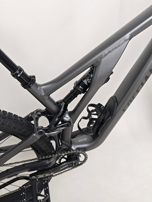 Examination of the bike stem on Specialized Stumpjumper EVO Comp Alloy 29 2024 focusing on adjustments in Very Good Condition, RRP: £3,200.00.