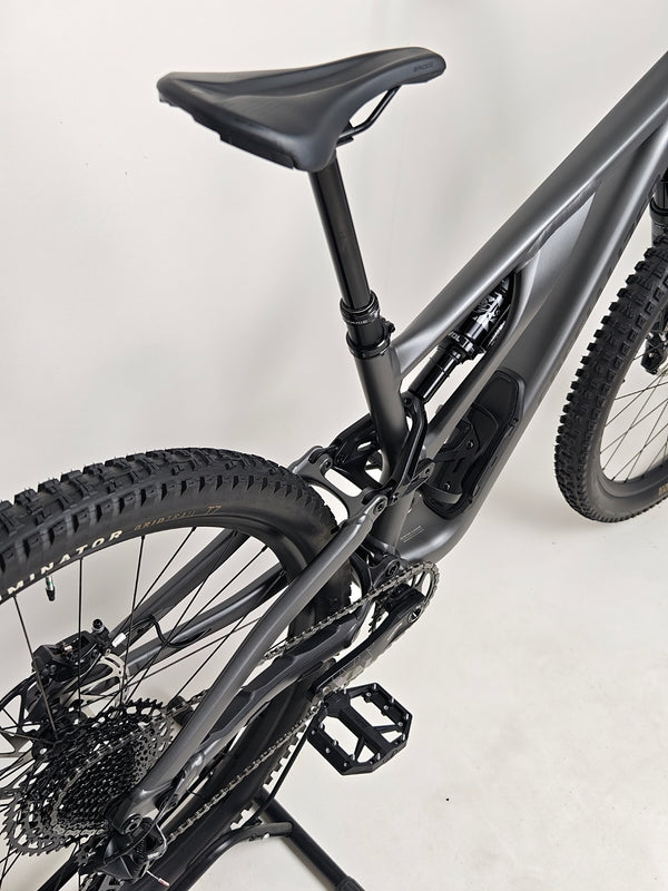 Bike seat and post adjustment detail of Specialized Stumpjumper EVO Comp Alloy 29 2024, available for £3,200.00.