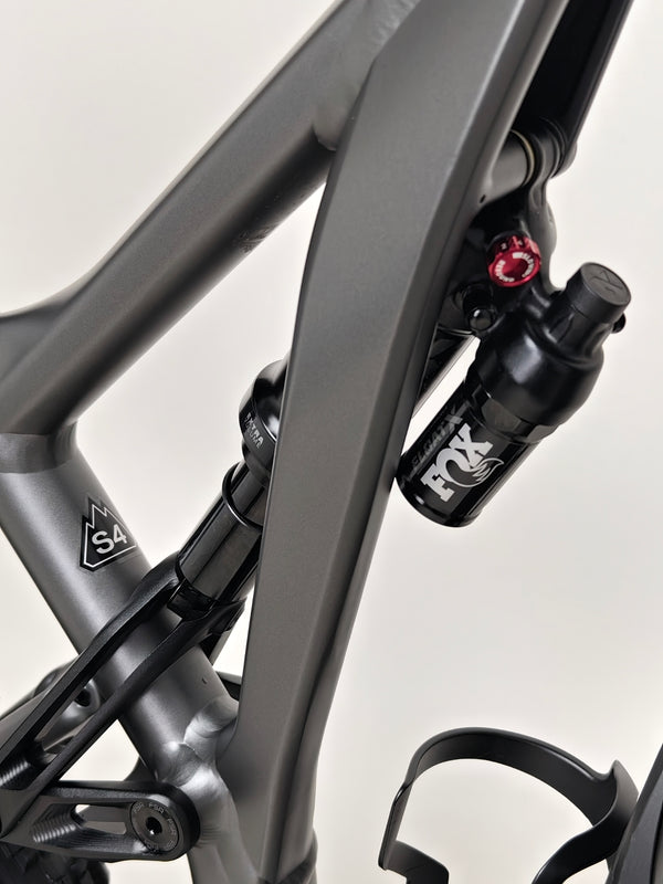 Final presentation of Specialized Stumpjumper EVO Comp Alloy 29 2024 in its premium quality setting, showcasing Very Good Condition, £3,200.00.