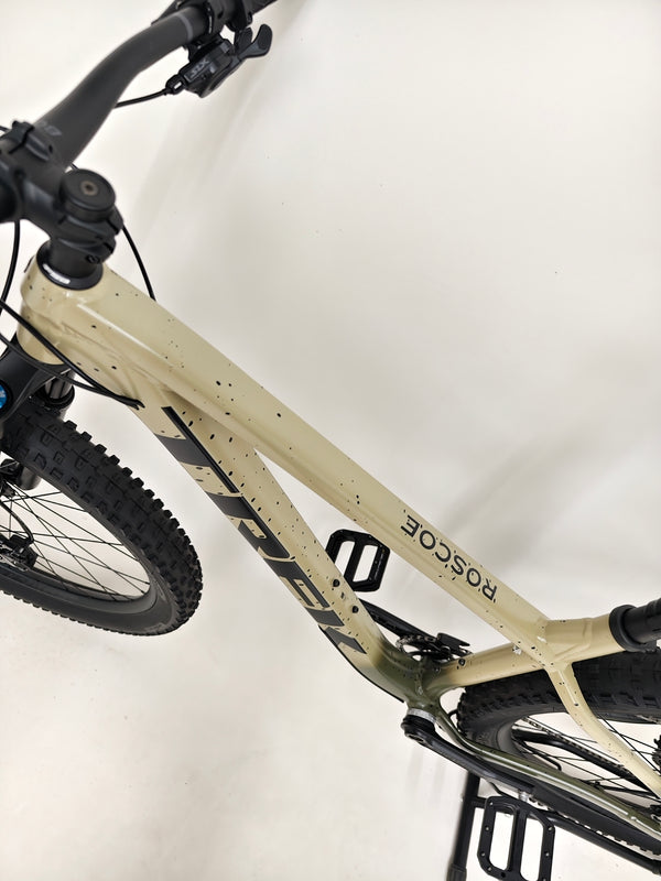 Overhead view of Trek ROSCOE 9 2024 Mountain Bike, highlighting details, Excellent Condition, Medium size, originally RRP: £1,850.00, now only £1,090.00 at eMado.