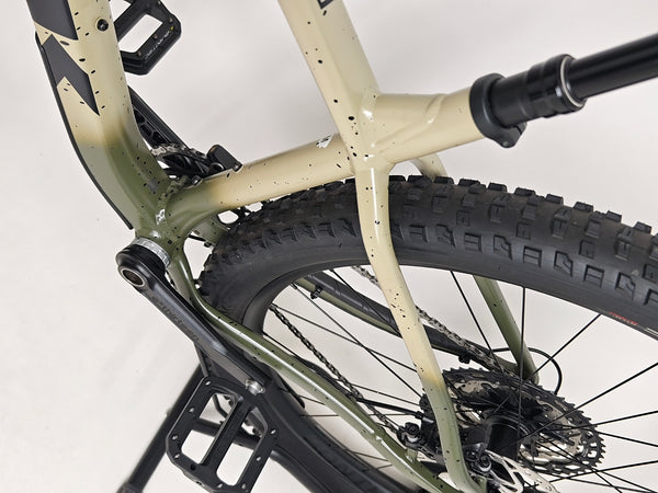 Trek ROSCOE 9 2024 Mountain Bike close-up of the drivetrain, Excellent Condition, Medium size, RRP: £1,850.00, available for only £1,090.00 with Fast Delivery at eMado.