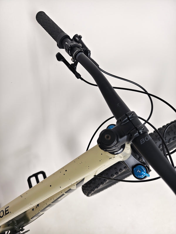 Stylish display of Trek ROSCOE 9 2024 Mountain Bike in urban setting, Excellent Condition, Medium size, RRP: £1,850.00, yours for just £1,090.00 at eMado.