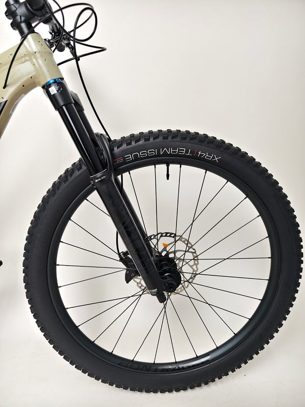 Showcasing Trek ROSCOE 9 2024 Mountain Bike safety features, Excellent Condition, Medium size, RRP: £1,850.00, now yours for just £1,090.00 at eMado.