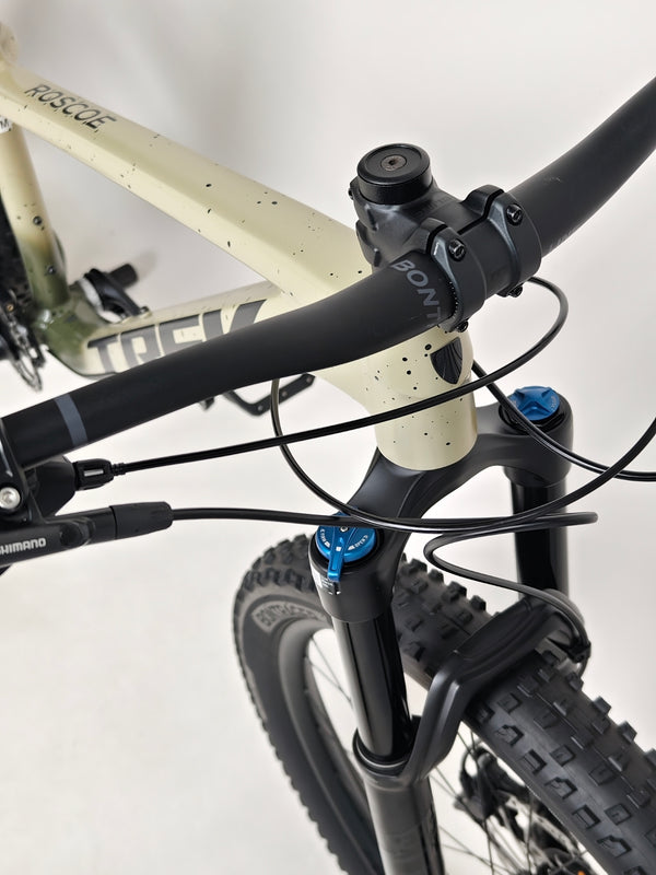 Trek ROSCOE 9 2024 Mountain Bike detailed look at braking systems, Excellent Condition, Medium size, RRP: £1,850.00, yours for just £1,090.00 at eMado.