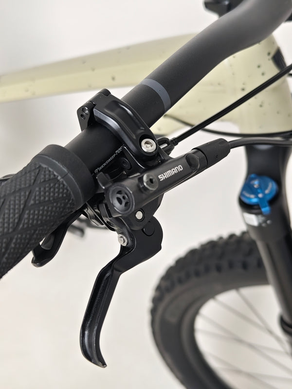 Side view showcasing Trek ROSCOE 9 2024 Mountain Bike features, Excellent Condition, Medium size, RRP: £1,850.00, yours for just £1,090.00 at eMado.