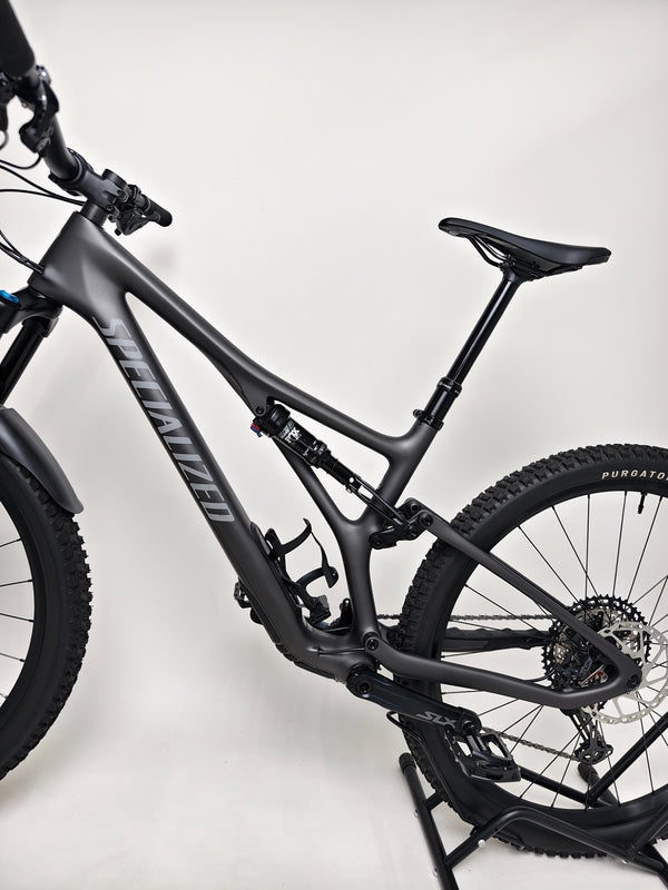 Image depicting the innovative design of Specialized Stumpjumper Comp CARBON 2023 large bike, showcasing its supreme condition, RRP: £4,250.00, current price £1,980.00 with FREE Delivery!