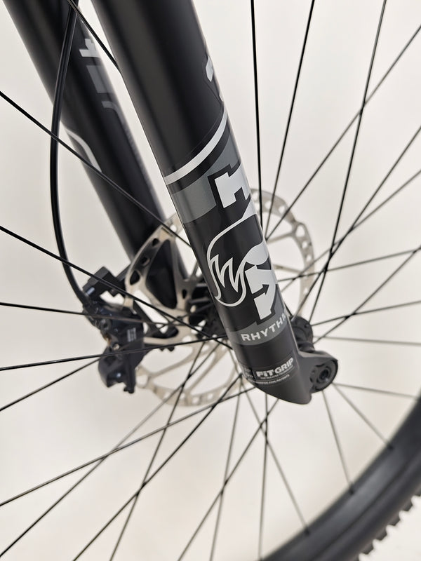 Image highlighting the top tube of Specialized Stumpjumper Comp CARBON 2023 in Large size, showcasing its quality and condition, RRP: £4,250.00, reduced to £1,980.00 with FREE Delivery!