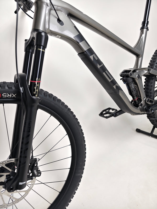Trek Slash 7 Gen 5 mountain bike, showcasing its X-LARGE size, Lyrik suspension, and SLX drivetrain, RRP: £2,775.00, available for £1,760.00 with free speedy courier delivery.