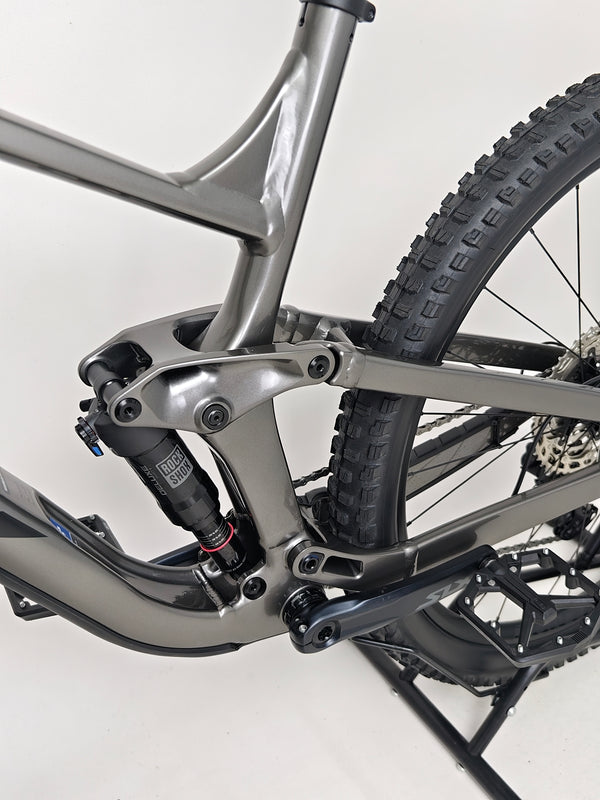 Trek Slash 7 Gen 5 in X-LARGE framework showcasing Lyrik fork and SLX drivetrain, RRP: £2,775.00, currently available for £1,760.00 including free fast delivery.