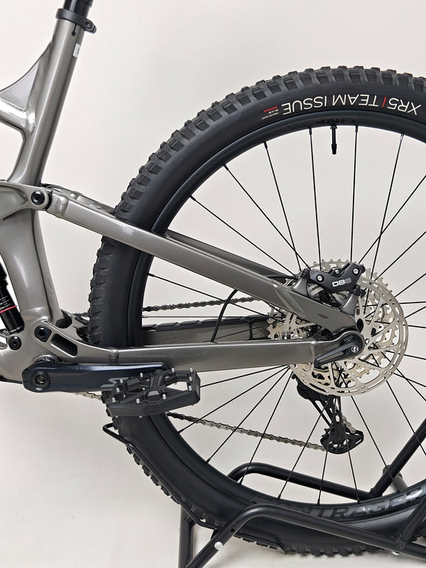 Image of Trek Slash 7 Gen 5 in X-LARGE size with advanced Lyrik and SLX components, original price of £2,775.00, your price £1,760.00 with free courier delivery.