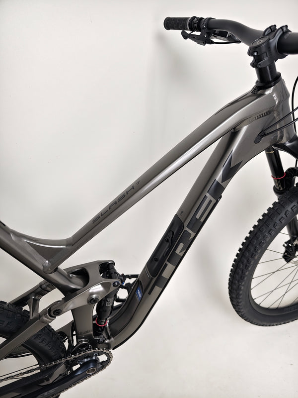 Photo of Trek Slash 7 Gen 5 mountain bike in X-LARGE size, equipped with Lyrik suspension and SLX drivetrain, RRP: £2,775.00, now priced at £1,760.00 with free fast delivery.