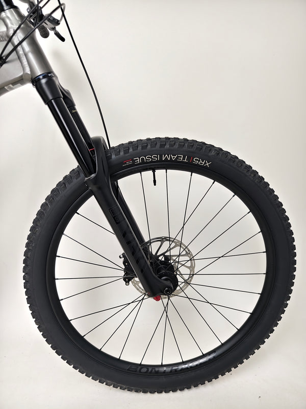 Side angle of Trek Slash 7 Gen 5 bike, X-LARGE with Lyrik fork and SLX drivetrain, RRP: £2,775.00, on sale for £1,760.00 with fast free delivery.