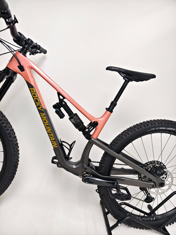 Visual details of the wheelset on the Rocky Mountain Altitude Carbon 70 2022, showcasing performance and style at £2,590.00 with free UK delivery.